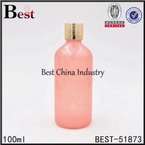 bottiglia di olio essenziale di vetro di colore rosa con tappo in alluminio oro 100ml